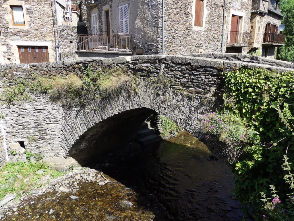 Un vieux pont à Estaing