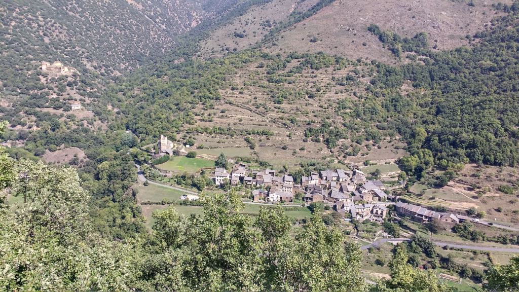 Le hameau d’Évol niché dans son vallon du Conflent