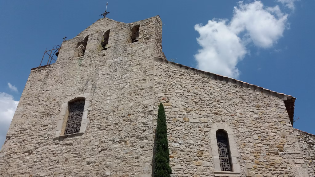 La façade de l'église du Castellet