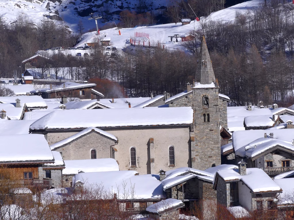 L’église de Bonneval-sur-Arc sous la neige