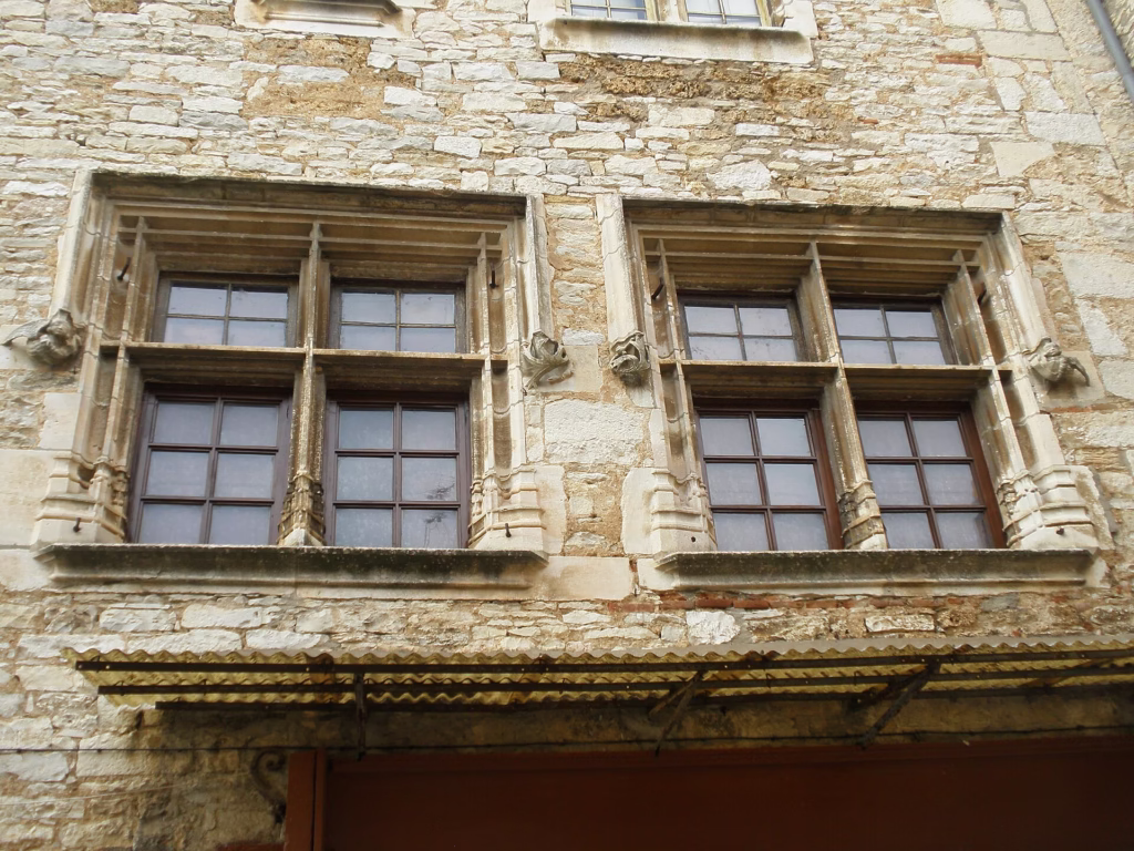 Maisons à fenêtres à meneaux à Villeneuve d’Aveyron