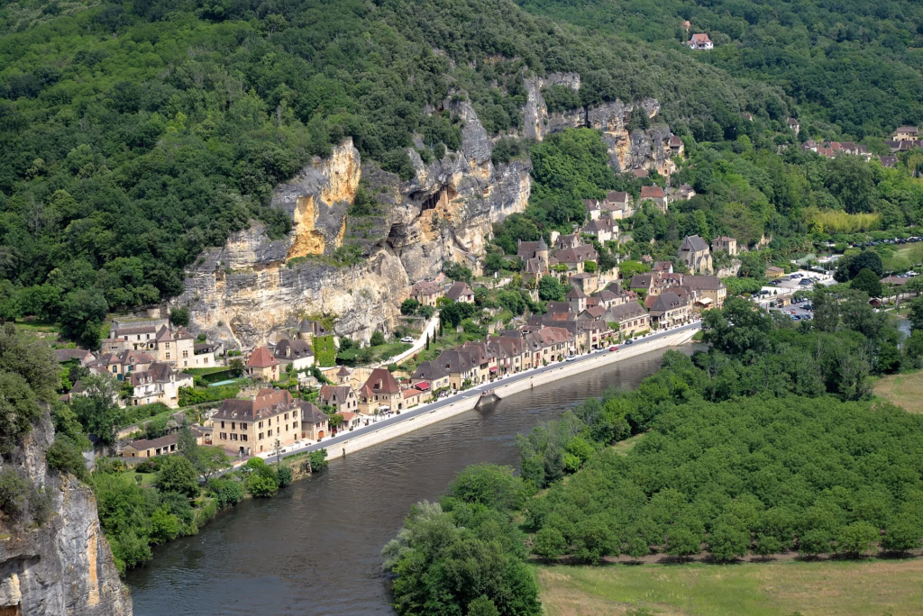 La Roque-Gageac accrochée à sa falaise au bord de la Dordogne