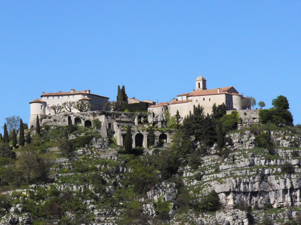 Le village perché de Gourdon en nid d'aigle au-dessus des gorges du Loup