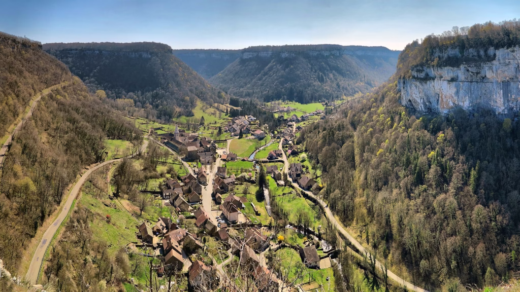 Le village de Baume-les-Messieurs au fond de sa reculée