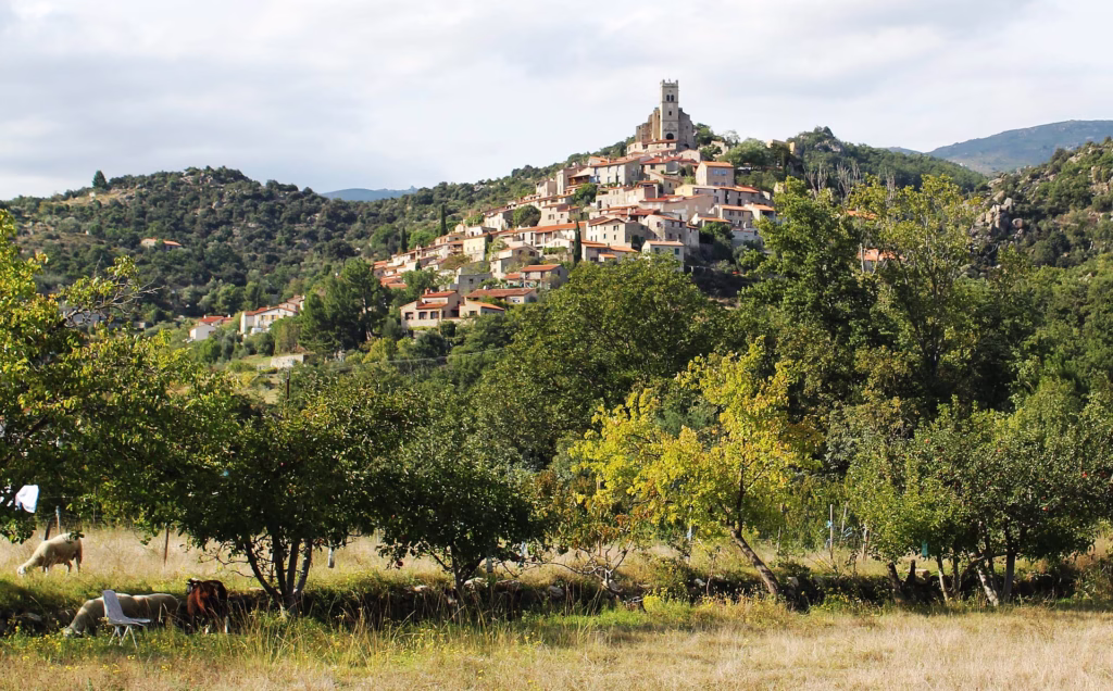 Le village perché d’Eus, face au Canigou