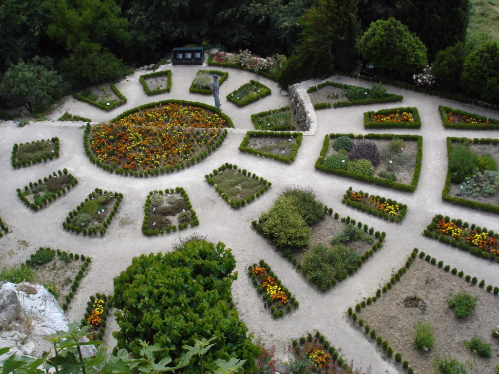 Le jardin des Herbes en terrasses derrière l'église de La Garde-Adhémar