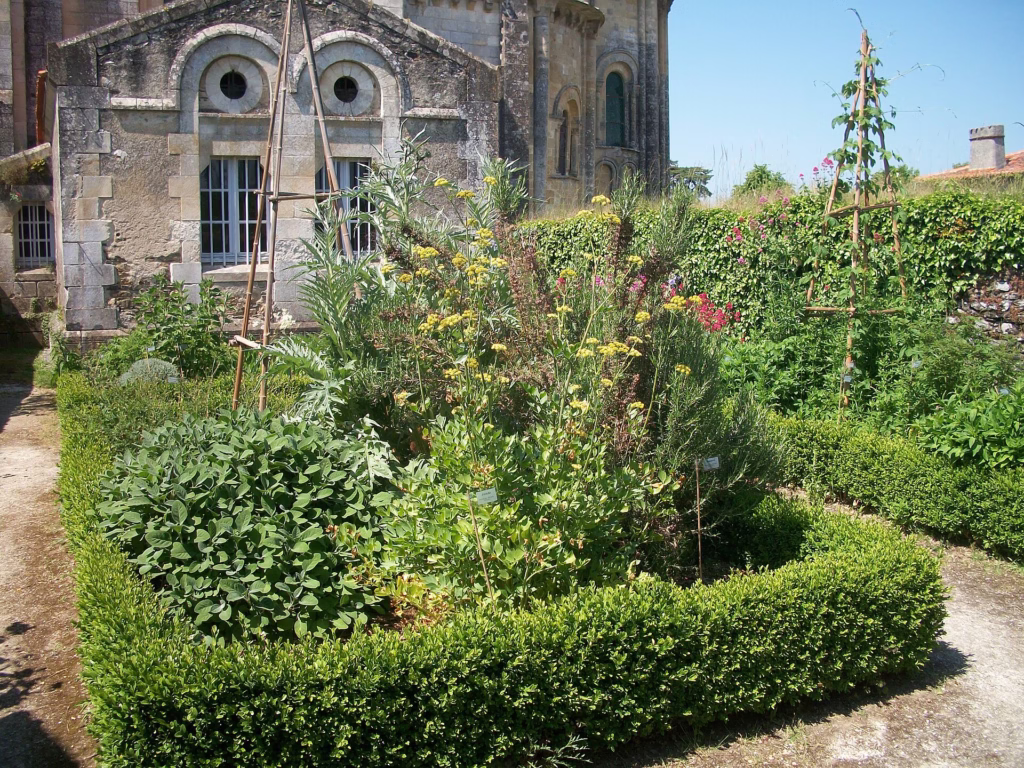 Le jardin du prieuré à Vouvant