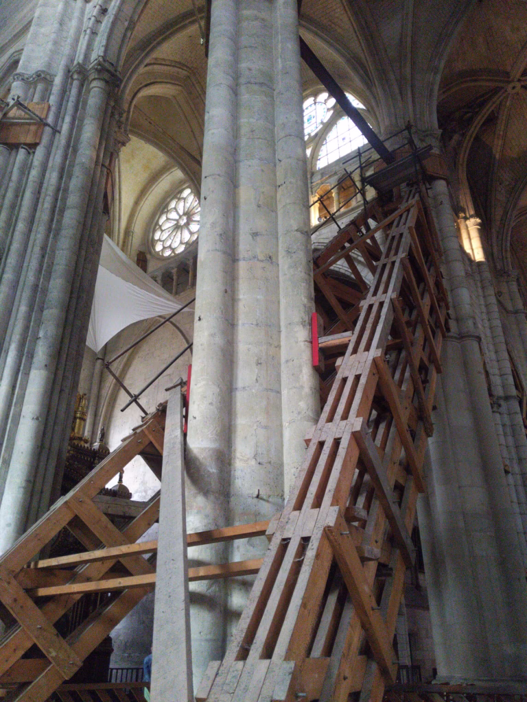 Les étais installés dans la cathédrale de Beauvais