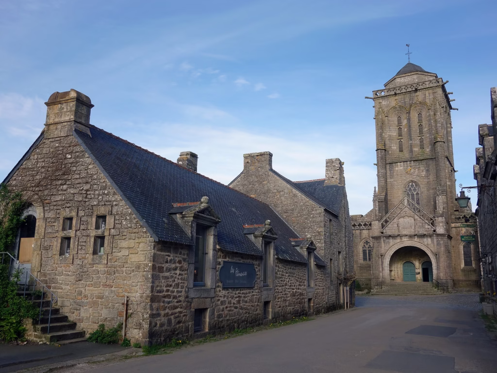 L’église Saint-Ronan de Locronan sur la grande place