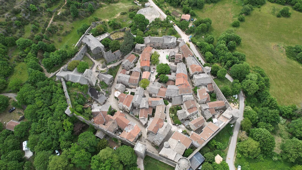 La Couvertoirade, cité templière ceinturée de remparts (Larzac)