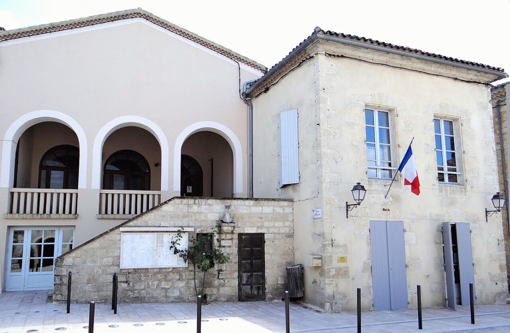 La place à arcades et la mairie de La Romieu