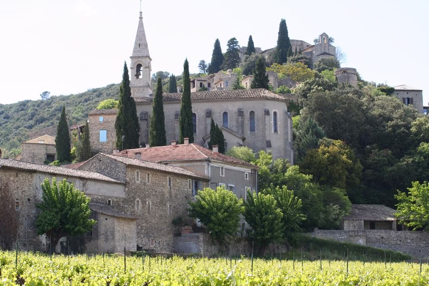 Le village perché de La Roque-sur-Cèze dominé par sa chapelle castrale