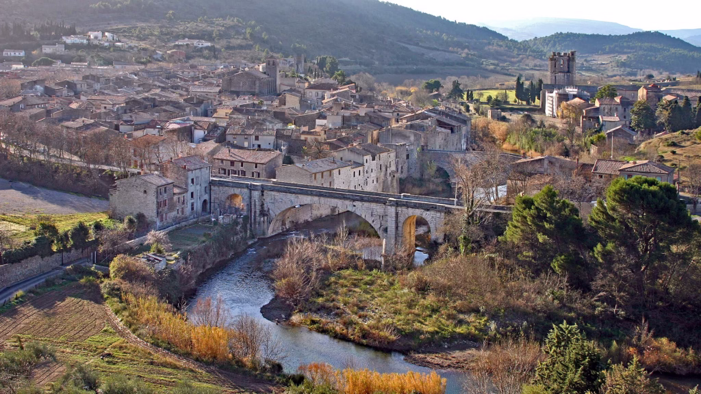 Le village médiéval de Lagrasse, sur l’Orbieu