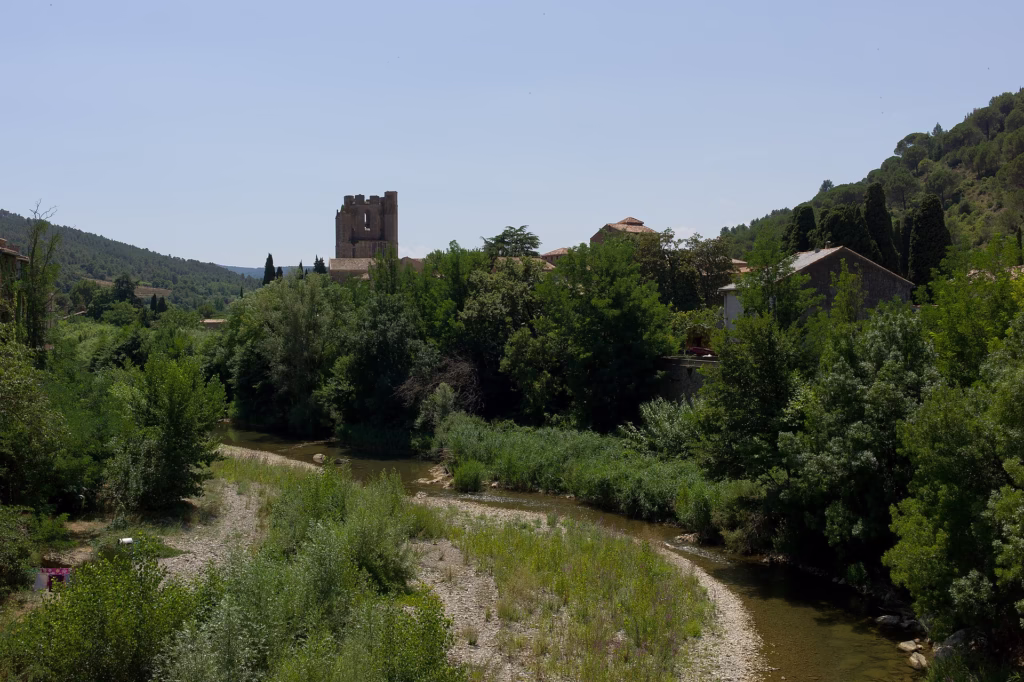 L’abbaye Sainte-Marie de Lagrasse, face au village