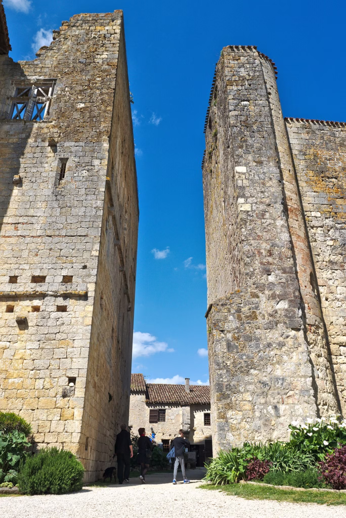 Le château-donjon et l’église de Larressingle