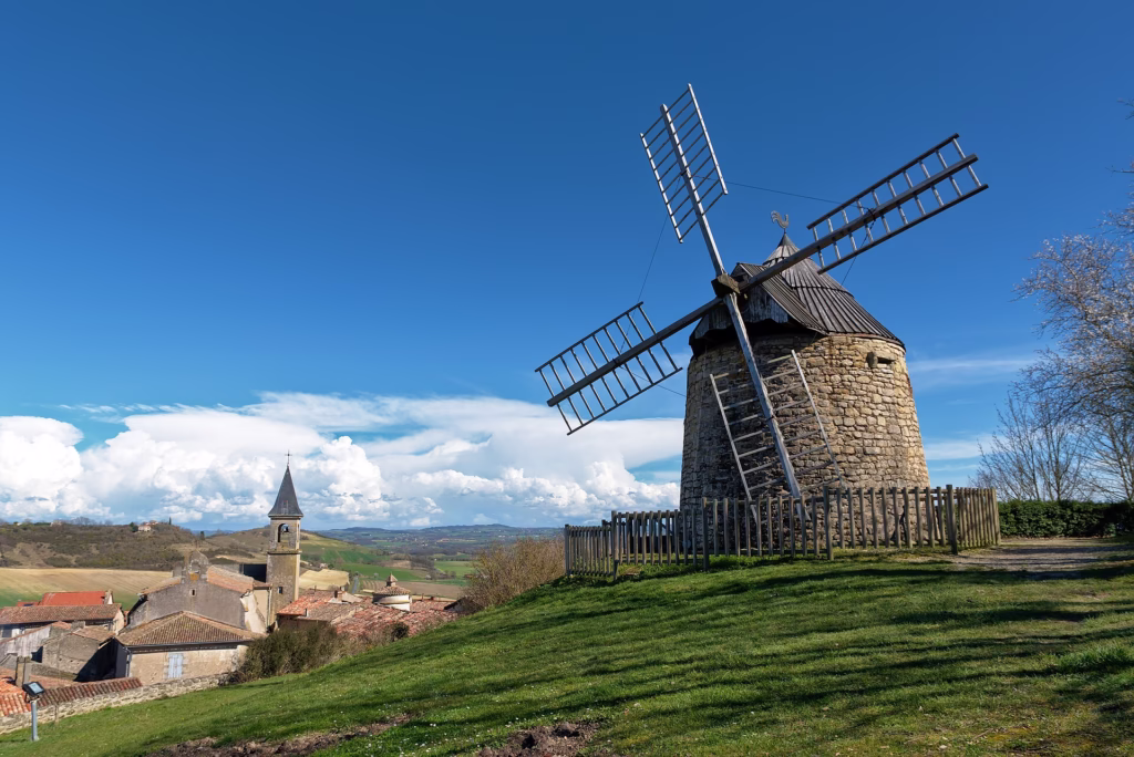 Le moulin à vent de Lautrec restauré, dominant le village
