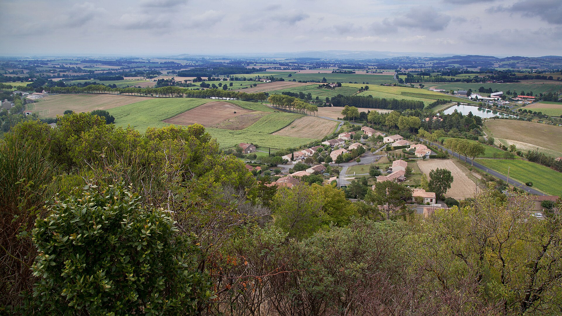 Le village de Lautrec et son plan d’eau, dans le Castrais