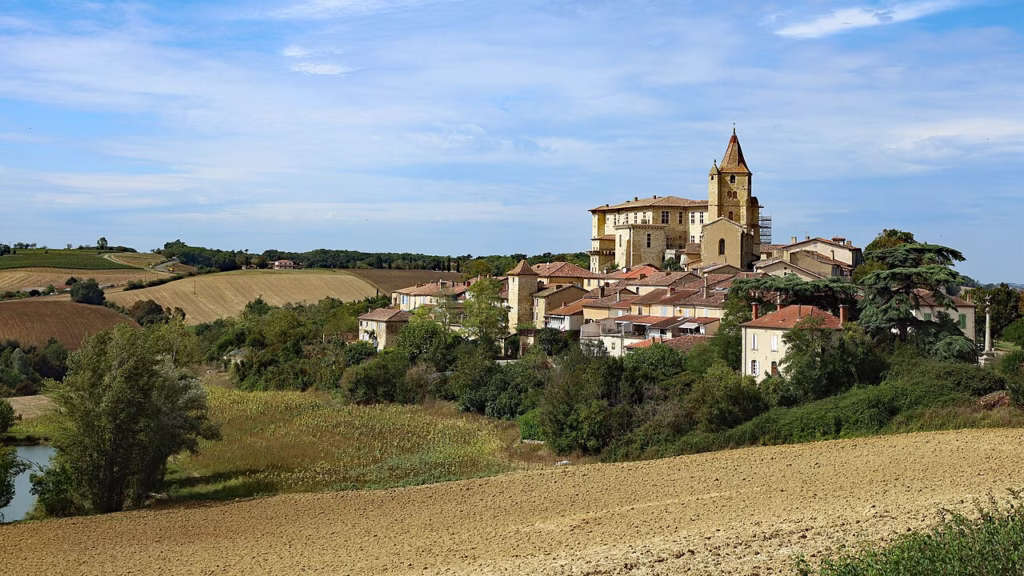 Lavardens, village perché dominé par son château (Gers)