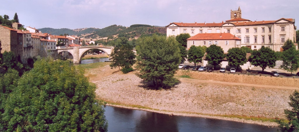 Panorama du village de Lavoûte-Chilhac au bord de l’Allier