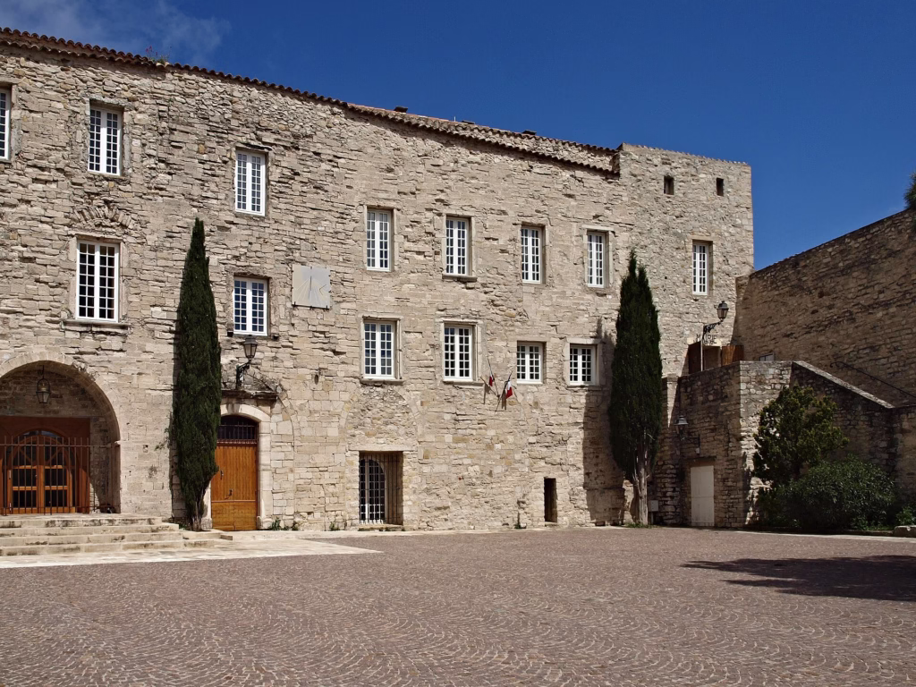 Le château du Castellet, aujourd'hui mairie, au cœur du village perché