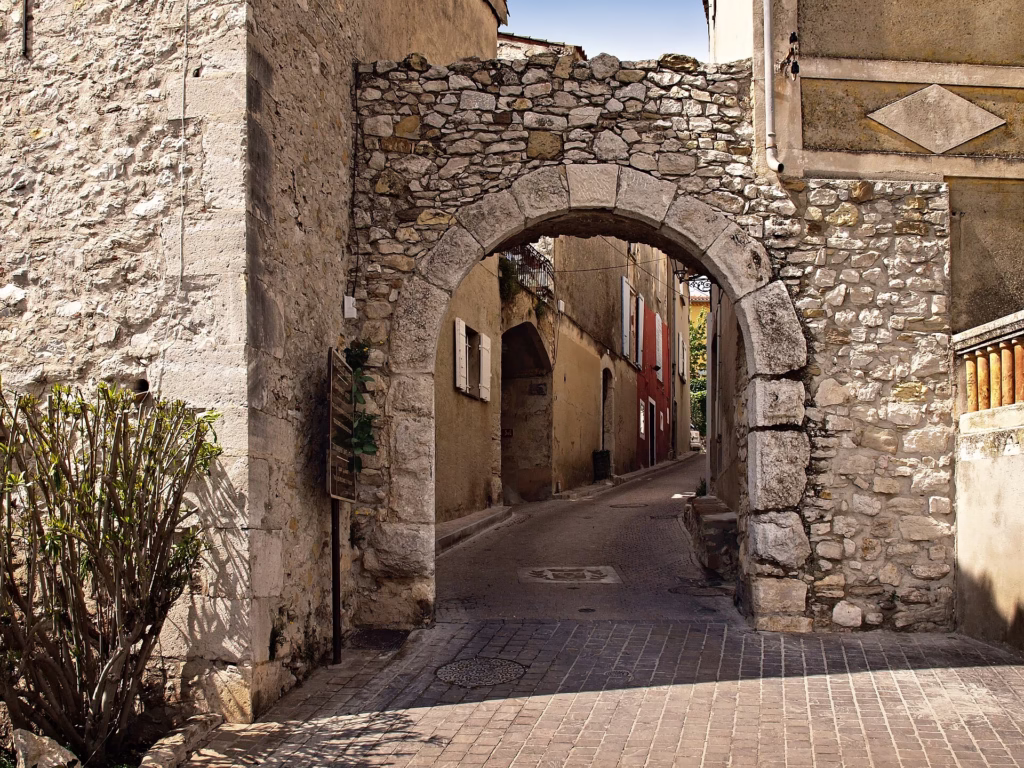 Une porte fortifiée du village médiéval du Castellet