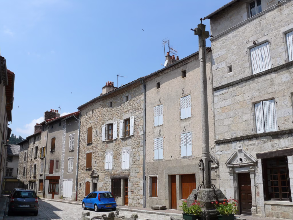 La place du Marché du Malzieu-Ville
