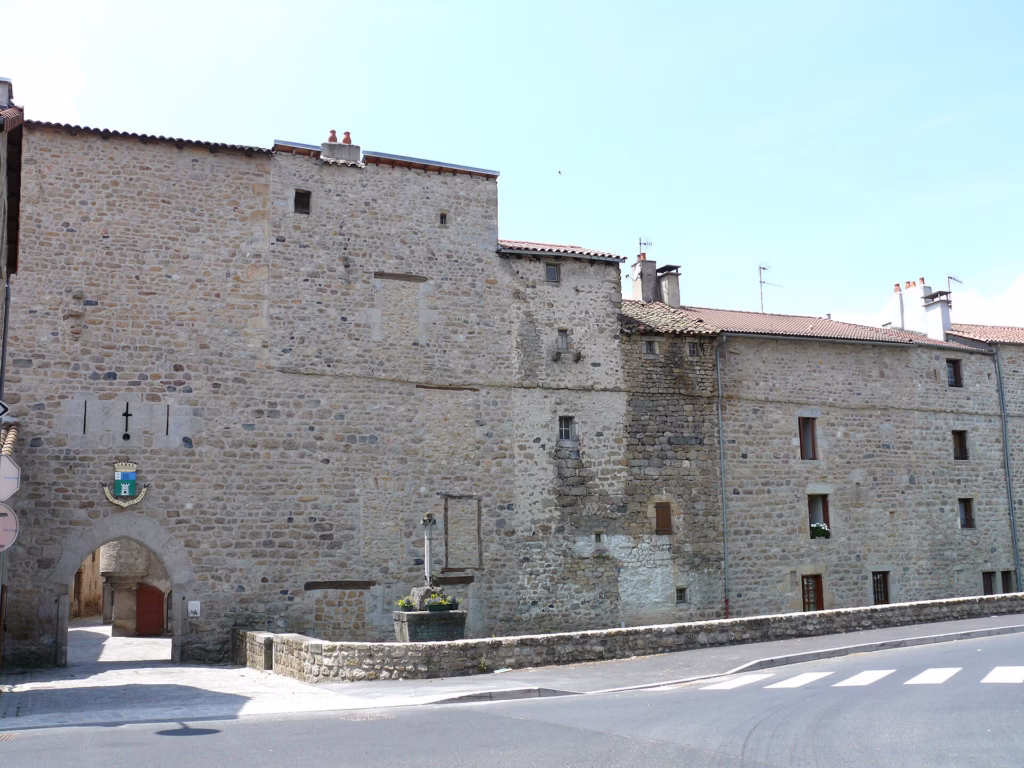 Les remparts du Malzieu-Ville et le trou de Merle