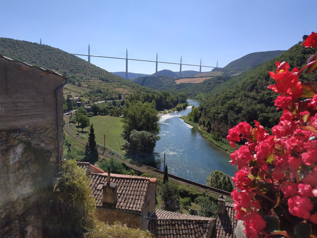 Le viaduc de Millau au-dessus de la vallée du Tarn