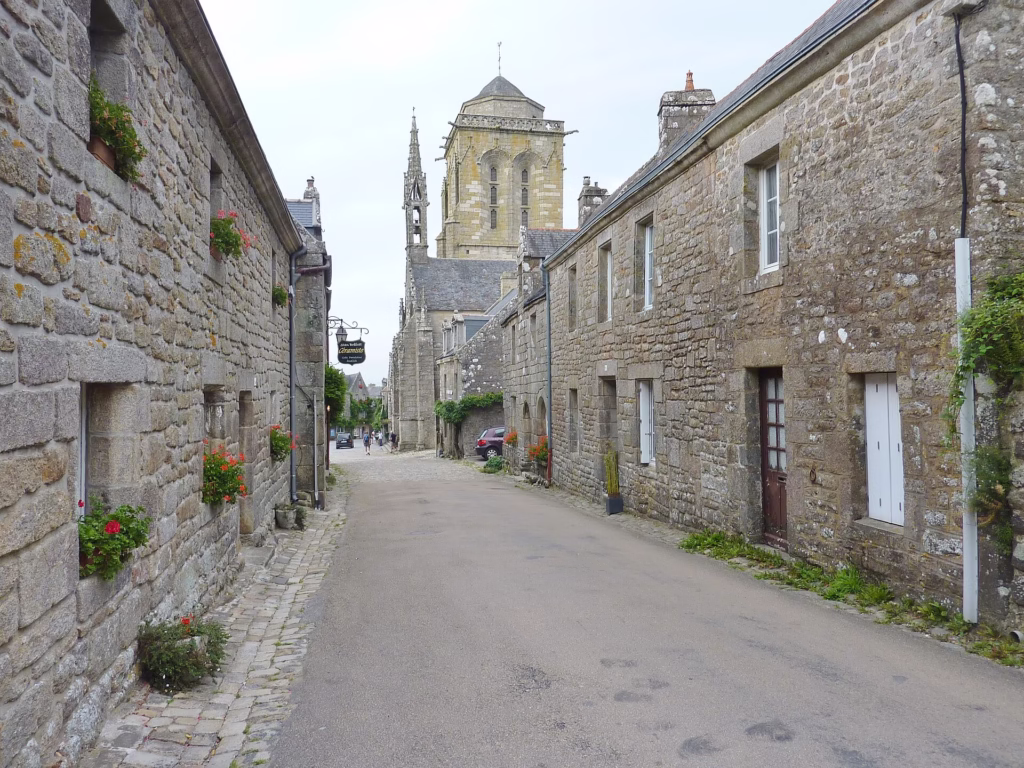 La rue Saint-Maurice et ses maisons de granit à Locronan