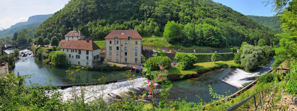 Les anciennes forges de Lods au bord de la Loue