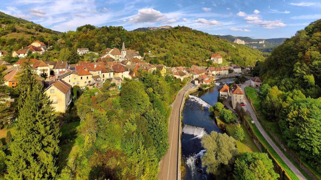 Le village de Lods étagé dans la vallée de la Loue