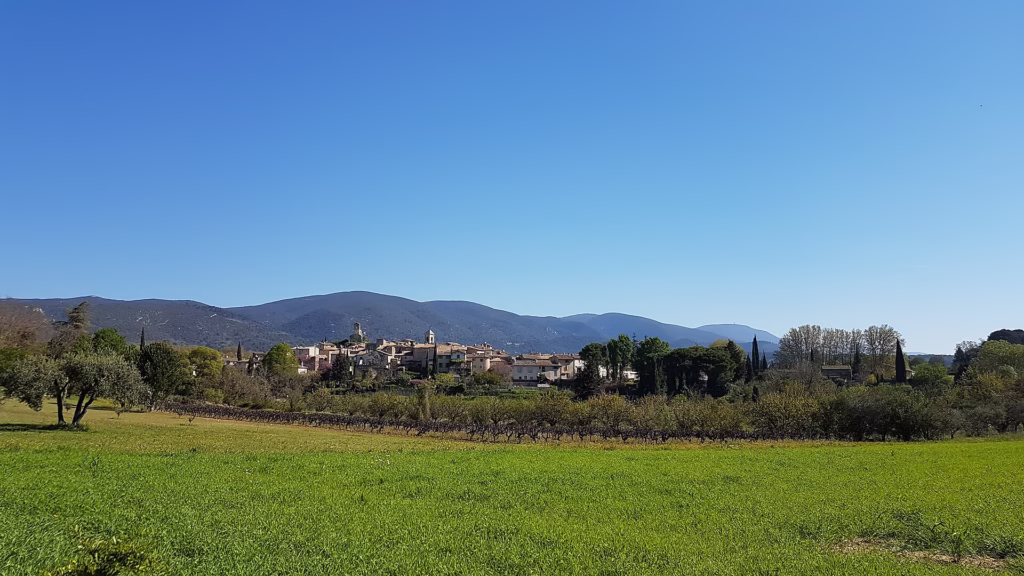 Le village de Lourmarin et son château au pied du Luberon