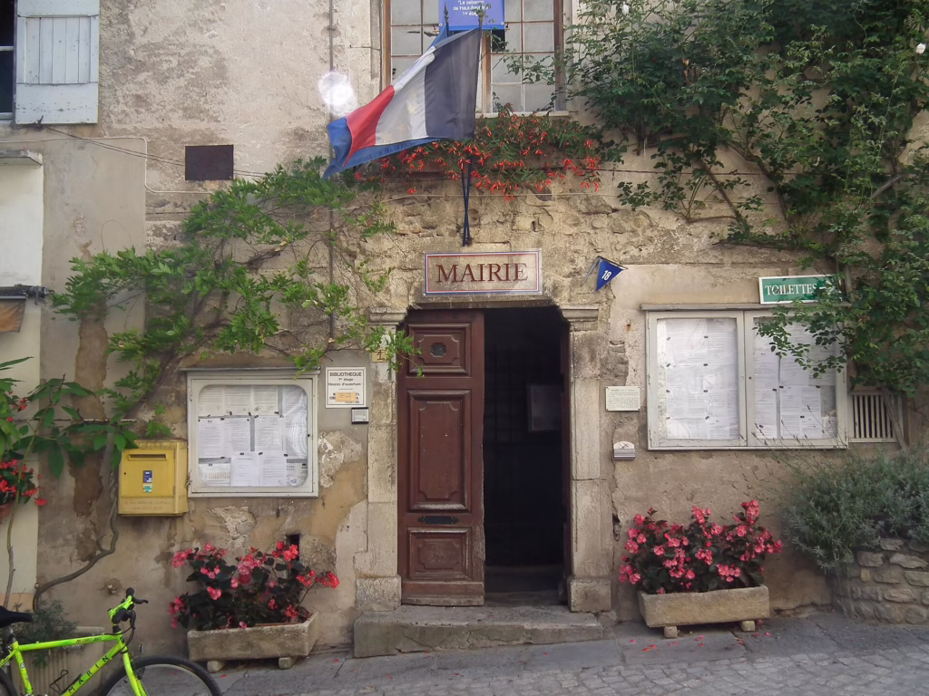 Place et mairie du XVIe siècle de Châtillon-en-Diois