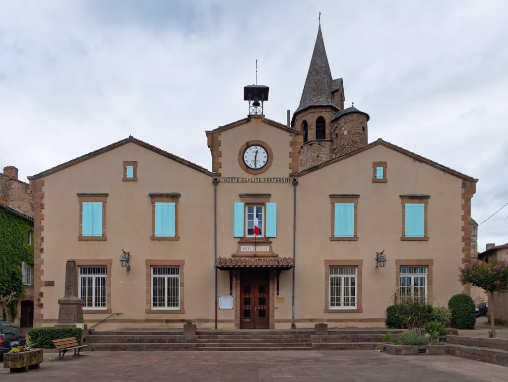 La mairie de Monestiés, demeure médiévale sur la place du village