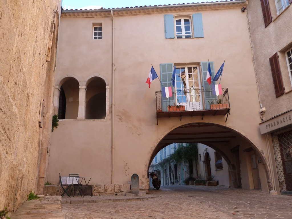 Façade ancienne au cœur du village de Seillans