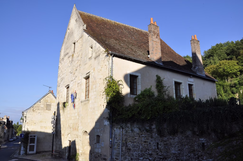 La mairie de Lavardin, ancien prieuré Saint-Genest