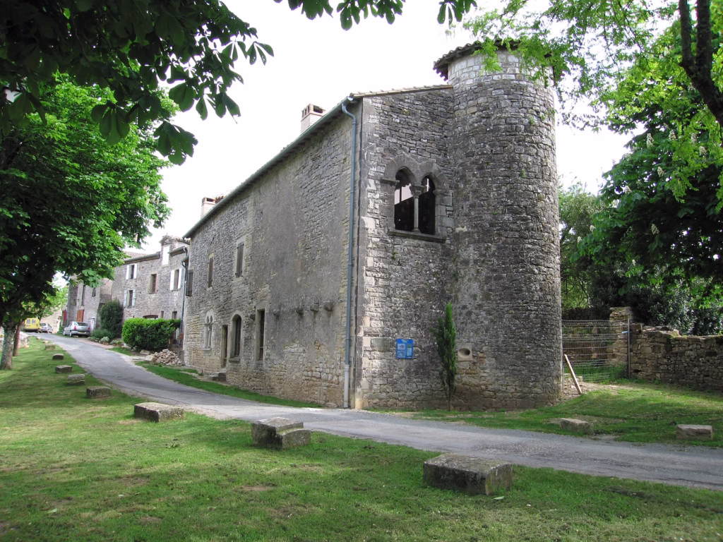 Maison ancienne dans une ruelle de Puycelsi