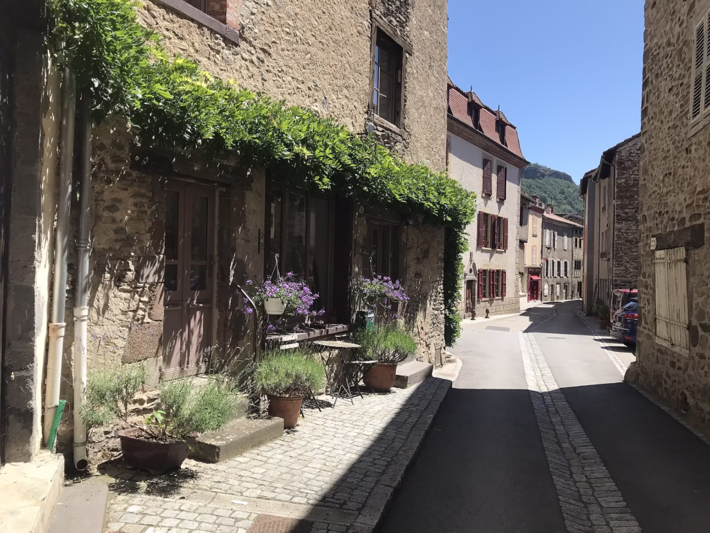 Maisons de pierre de la rue Édouard Chatillon à Blesle