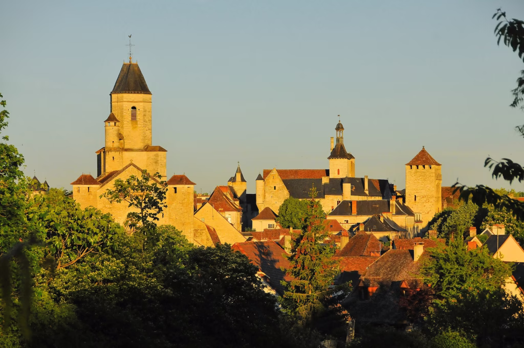 Martel, la ville aux sept tours, au lever du soleil (Lot)