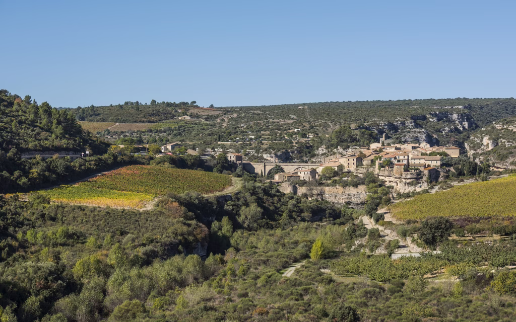 Le village perché de Minerve entre les gorges de la Cesse et du Brian