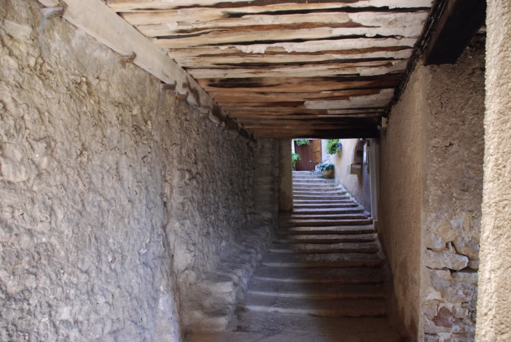 Ruelle et beffroi du vieux village de Montbrun-les-Bains