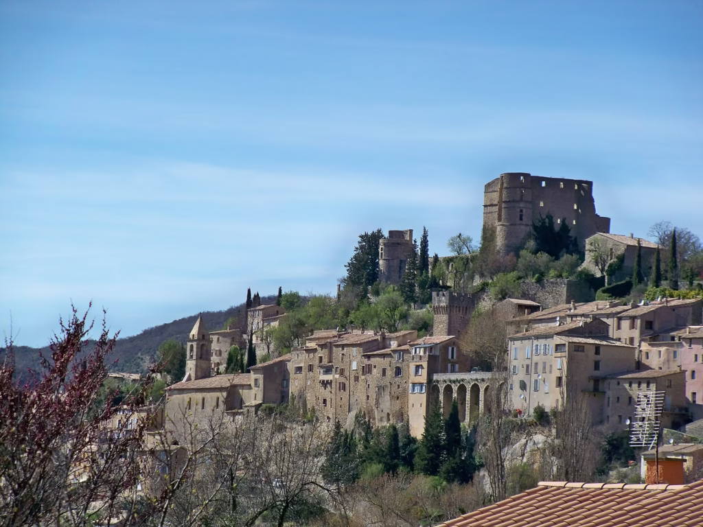 Le village perché de Montbrun-les-Bains étagé sur sa colline