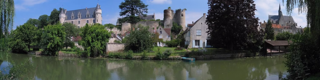 Le village de Montrésor le long de l’Indrois