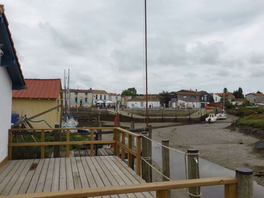 Le port ostréicole de Mornac-sur-Seudre bordé de cabanes colorées