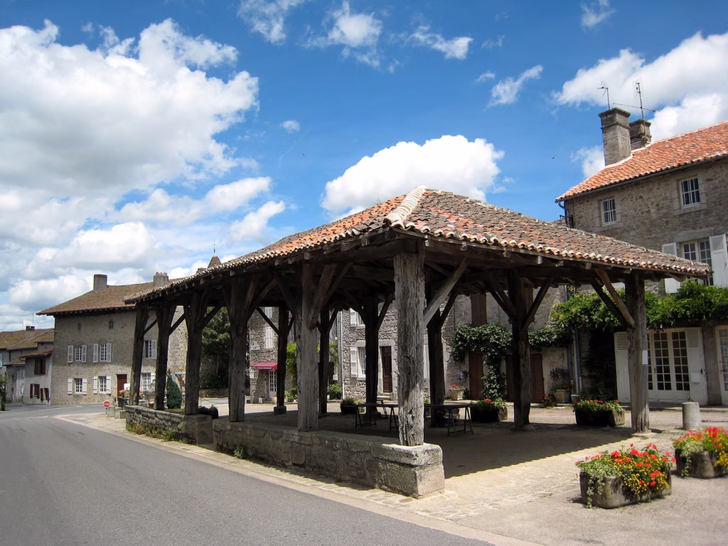 La halle de Mortemart et sa charpente ancienne
