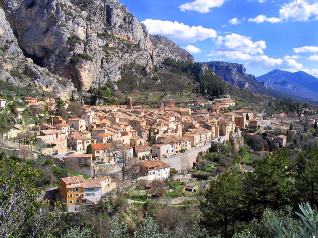 Le village de Moustiers et la chapelle Notre-Dame-de-Beauvoir entre les falaises