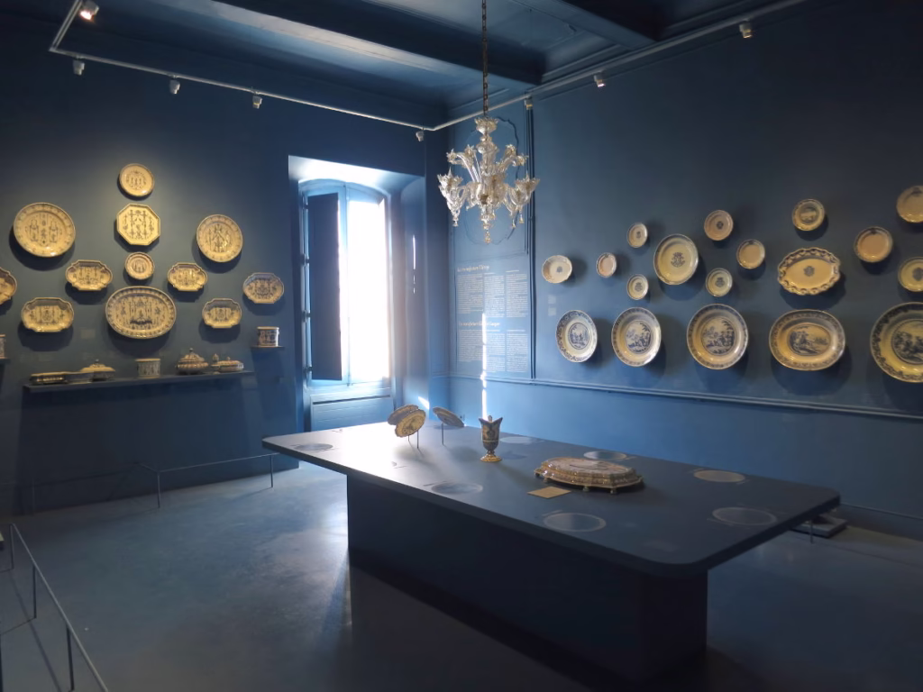 Faïences de Moustiers au musée de la faïence