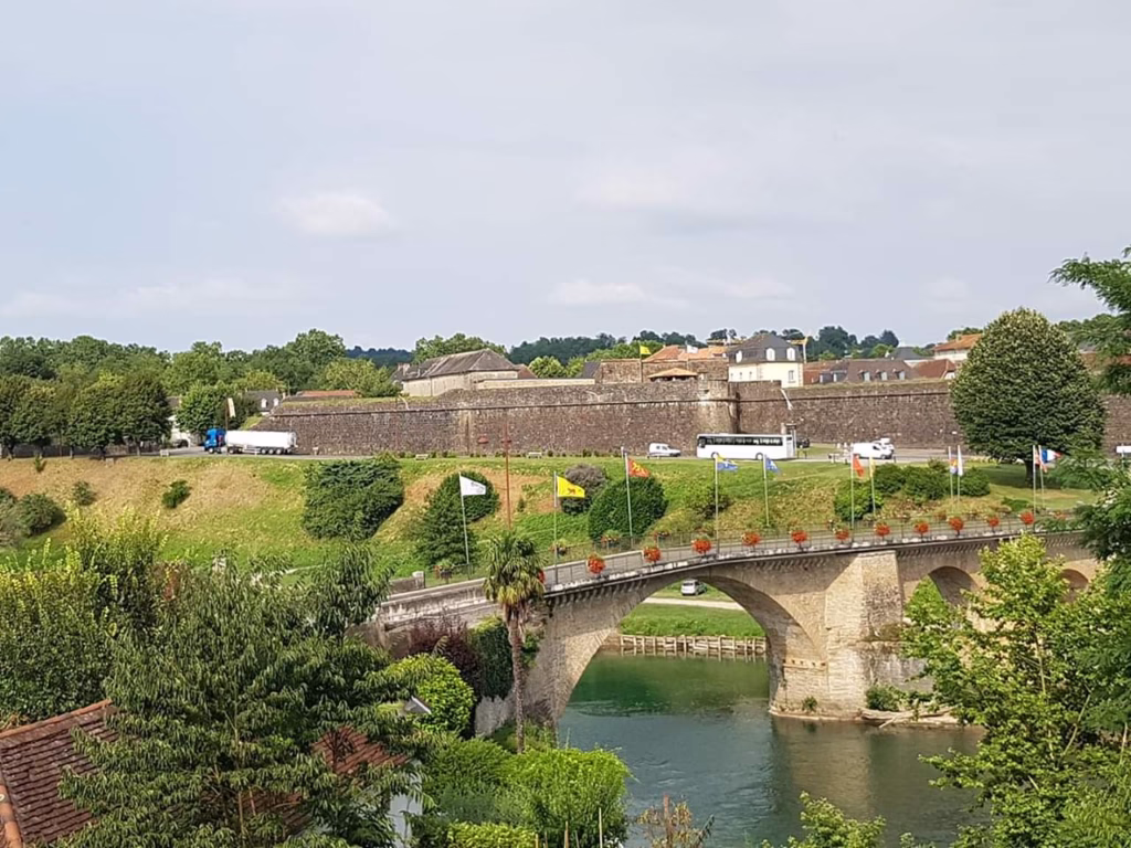 Les remparts bastionnés de Navarrenx et le pont sur le gave d’Oloron
