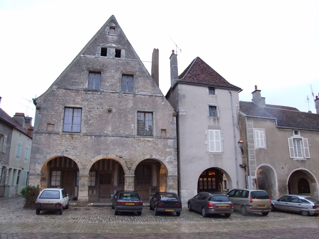 La place du Marché-au-Blé à Noyers et ses maisons à pans de bois