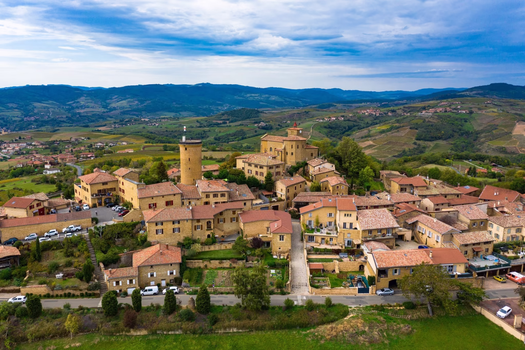 Vue aérienne du village d’Oingt en Beaujolais